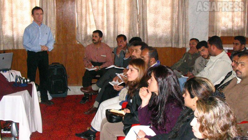 戦闘や拉致でイラク人記者の犠牲が相次ぎ、国際ジャーナリスト連盟は安全対策講習を開催。講師（左）は元英軍特殊部隊員。（2005年・イラク・アルビル・撮影：玉本英子）