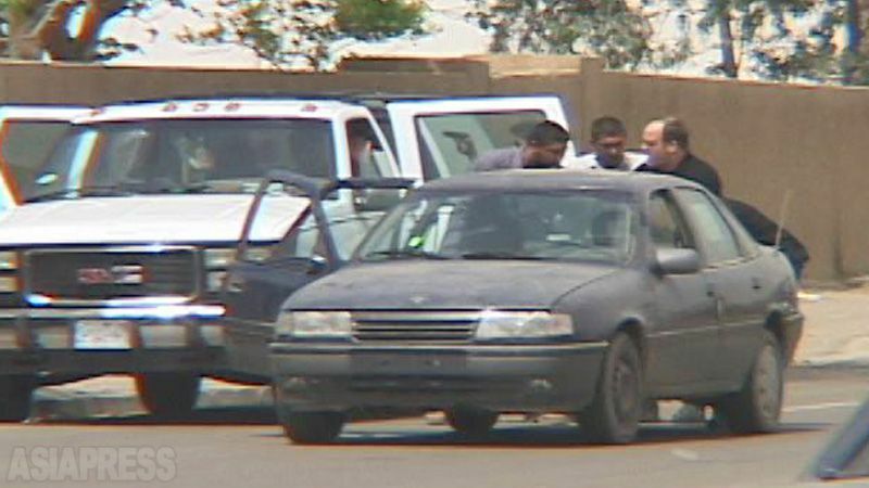 バグダッド取材中に目撃した米国人記者拉致の瞬間。銃で武装した男たちが記者を車で連れ去った。記者はその後解放。（2004年・イラク・バグダッド・撮影：坂本卓）