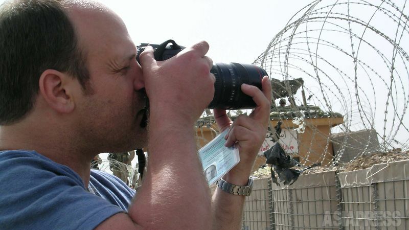 拉致されたが、無事解放された米国人記者。のちに拉致の標的や戦闘の巻き添えになるイラク人記者が急増した。（2004年・イラク・アブ・グレイブ・撮影：玉本英子）