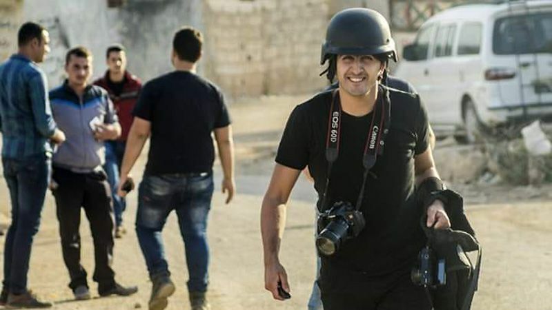 シリア内戦を報じ続けるオマル記者。防弾ベストとヘルメットを着用し取材する。これまでに何人もの記者仲間を失った。（本人提供）