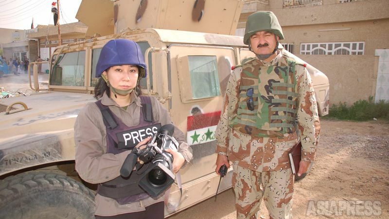 イラク軍部隊に同行取材する筆者。戦場取材では安全確保や防護装備も重要で、対策が万全でない場合は取材中止の判断も。（2007年・イラク・バグダッド・撮影：坂本卓）