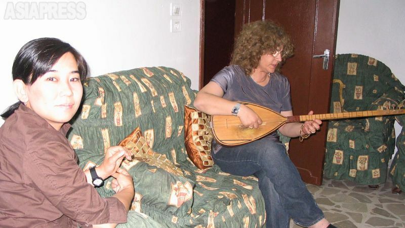 カミシュリの自宅でサズを弾いてくれたコバンさんの母（右）。その後の内戦激化でスウェーデンに難民として逃れた。（2004年カミシュリ・撮影：アジアプレス）