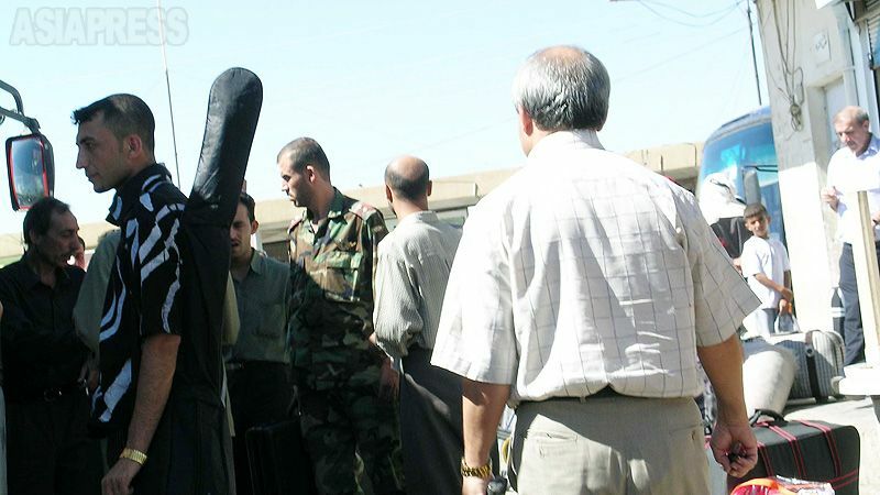 2004年、クルド人のデモが北部一帯に広がった際、緊迫するカミシュリで取材に協力してくれたコバンさんの父（右の背中の男性）。（2004年カミシュリ・撮影：玉本英子）