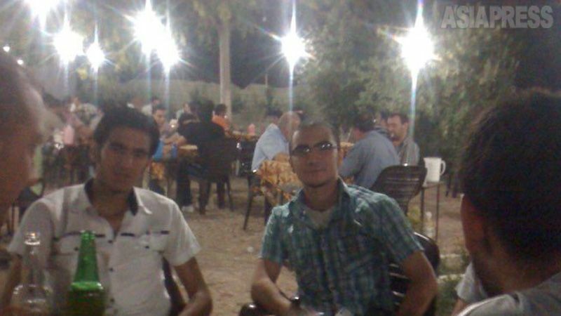 シリア北西部で治安当局に拘束され、釈放後、いったんカミシュリに戻ったコバンさん（右）。友人の逮捕が相次ぐなか、シリア脱出を決意する。（2012年・本人提供）