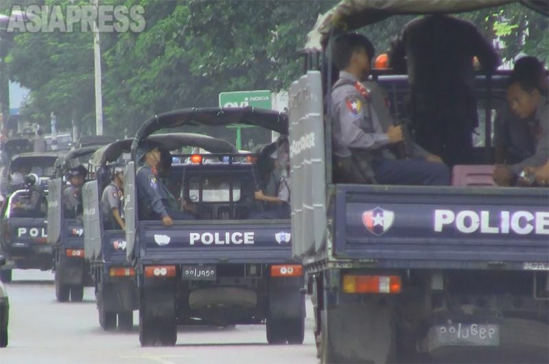 2010年、軍政下にあったミャンマーでの総選挙の頃。ヤンゴン市内の各所に治安部隊が配置され、緊張していた。（2010年10月・玉本撮影）