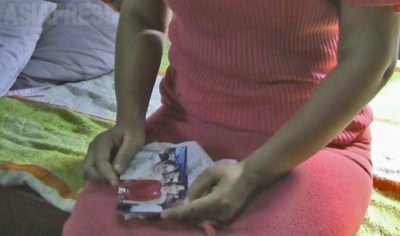 「軍政は人びとを苦しめてきた」。40代の女性は自宅の部屋に隠していたアウンサンスーチーさんの写真を手にしながら言った。（2010年10月ヤンゴン市内・玉本撮影）