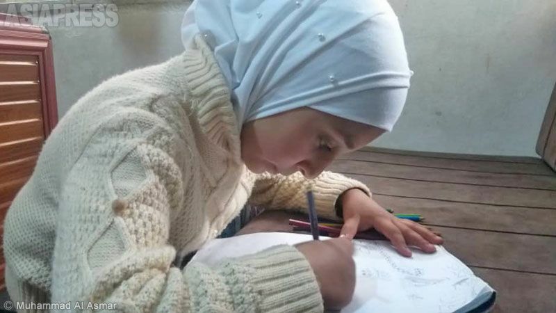 小学5年のザハラさんは爆撃で父を亡くし、母と妹とともに「家族の家」に身を寄せた。今も飛行機の音に脅えるという。（2021年4月、イドリブ：ムハンマド・アル・アスマール撮影)