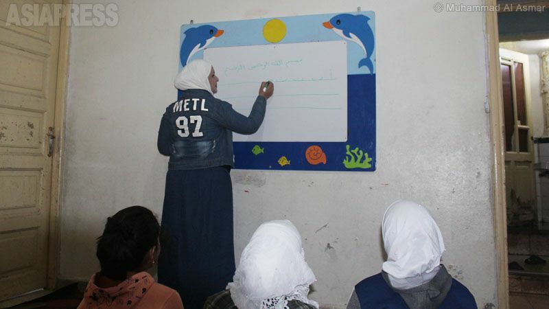 勉強を教えるダハヌン園長。教育の大切さを知る園長は、子どもたちをすべて近くの小学校に通わせている。（2021年４月、イドリブ：ムハンマド・アル・アスマール撮影)