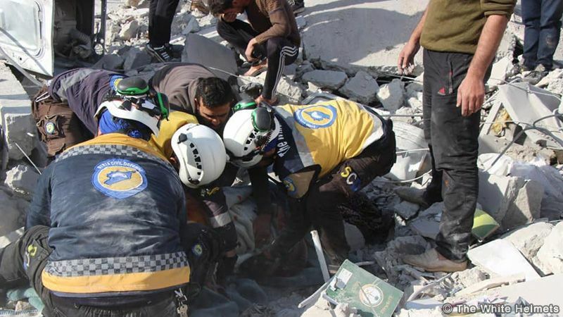 ホワイトヘルメットの男性隊員。空爆や砲撃の現場に駆け付け、犠牲者を救出する。同じ場所に連続して爆撃が加えられることもあり、危険と隣り合わせだ。（シリア北西部・ホワイトヘルメット公表写真）