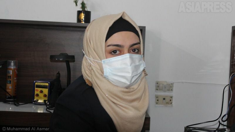 ドゥア・ラマダンさん(24歳)は、６年前、戦闘機の空爆で弟を亡くした。家族の生活を支えるため、女性プログラムに参加し、この仕事を始めた。（2021年イドリブ：撮影・ムハンマド・アル・アスマール）