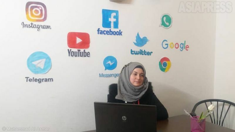 反体制派が実効統治するイドリブでは、アサド政権エリアの携帯電話会社の回線は遮断されている。住民はトルコの通信回線を使い、携帯電話やWi-Fiルーターでネットに接続する。（2021年、イドリブ：撮影・ムハンマド・アル・アスマール）