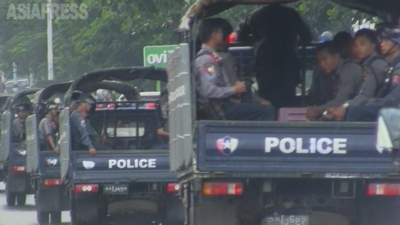 2010年、軍政下にあったミャンマーでの総選挙。ヤンゴン市内の各所に治安部隊が配置され、緊張していた。（2010年10月・玉本英子撮影）