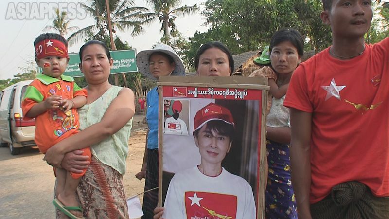 アウンサンスーチー氏率いる国民民主連盟(NLD)が参加した2012年の連邦議会補欠選挙で、NLDを応援する支持者たち。スーチー氏のポスターを手にしている。（2012年３月・玉本英子撮影）