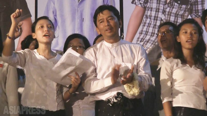 獄中から解放されたミンコーナイン氏は24年にわたり禁止されていた「タンジャッ」を復活、学生を中心とした仲間たちとヤンゴン市内で路上ライブを行った。（2012年4月・玉本英子撮影）