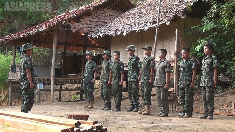 カレン民族解放軍(KNLA)は70年以上にわたり、ミャンマー国軍と戦闘を続けてきた。国軍のクーデター後、再び戦闘が激化し、情勢は緊張。（2012年４月、ミャンマー南東部・玉本英子撮影）