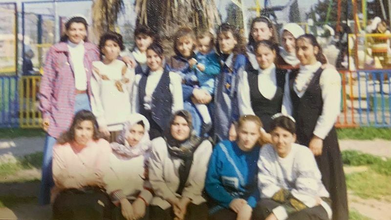ISがモスルを制圧する前のスマア先生と生徒たち。のちに彼女の女子中学校にISが通達を出し、教師らは解職された。生徒らは他の町に避難するか、家にこもったという。（写真：スマア先生提供）