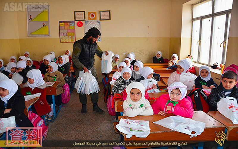 モスルの小学校についてISが伝えた写真。ISは小学校での女子教育そのものは否定しなかったものの、女子高等教育は大幅に改変し、制限。実質的には、ISの過激思想教育を恐れた親の多くが、子どもを学校へ通わせなかった。（2015年・モスル・IS写真）