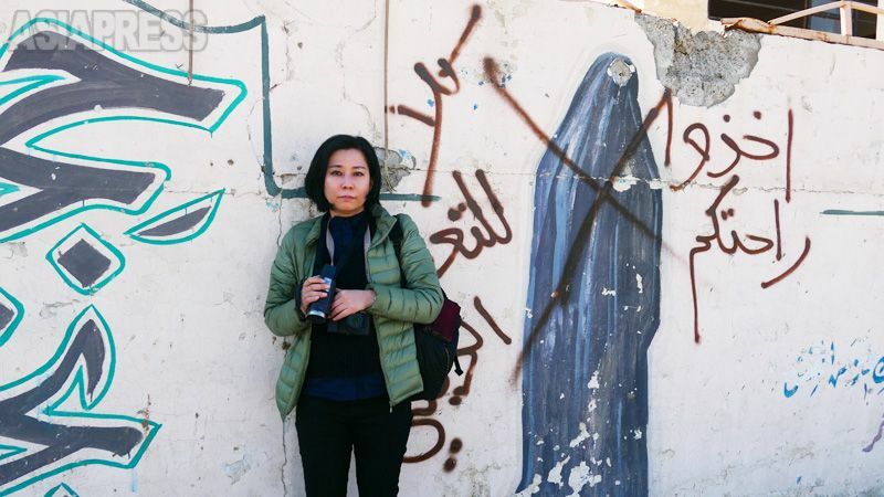 2017年7月、イラク軍との激戦ののち、モスルはISから解放された。戦闘下のモスルでは、学校の壁にはISが女性にヒジャブ着用を促した絵が残っていた。その上のＸ印はこの地区の解放後にペイントされたもの。（モスル・2017年2月・リナ・イサ撮影）