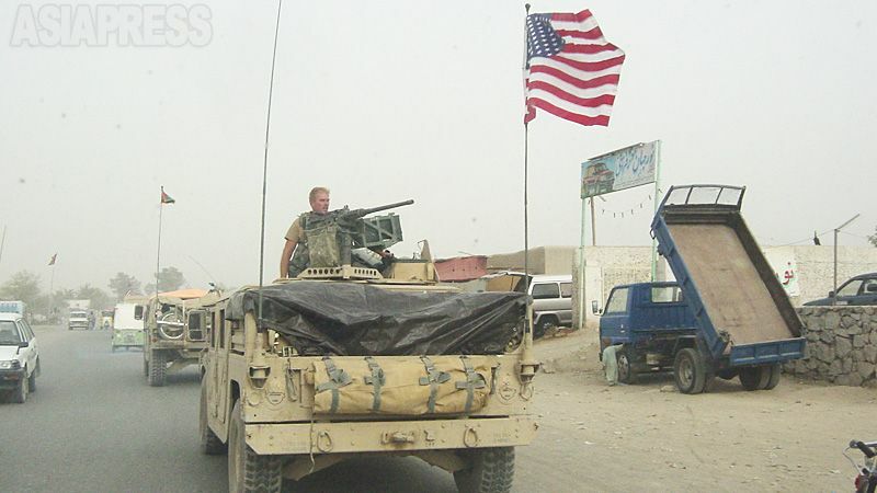 「対テロ戦争」として始まったアフガニスタン戦争。米英軍によるアルカイダとタリバン掃討作戦の過程で、多くの市民が犠牲となった。写真は2002年、タリバン本拠地だったカンダハル市内を走行する米軍車両。（2002年・カンダハル・撮影：坂本卓）