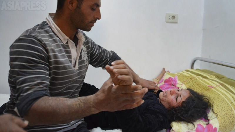 トルコ軍機の爆撃で、重傷を負った女性。搬送された病院で錯乱し、兄が介抱する。女性の夫は死亡した。（シリア北部ティル・ターミル・2019年10月・撮影：玉本英子）