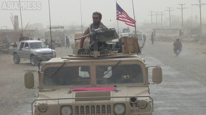 2001年、アフガニスタン攻撃で始まった「テロとの戦い」。写真はタリバンの本拠地だったアフガニスタン、カンダハルを走る米軍車両。（アフガニスタン、カンダハル・2002年8月・撮影：坂本卓）