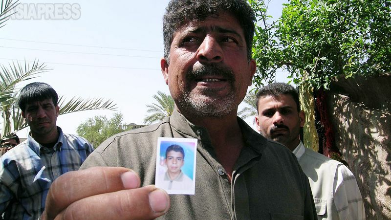 2004年、バグダッドで米軍の誤射で死んだ高校生の息子の写真を手にする父親。米国史上、最も長い戦いとなった「テロとの戦い」は、テロと関係のない市民の犠牲をいくつも生み出してしまった。（イラク、バグダッド・2004年4月・撮影：玉本英子）