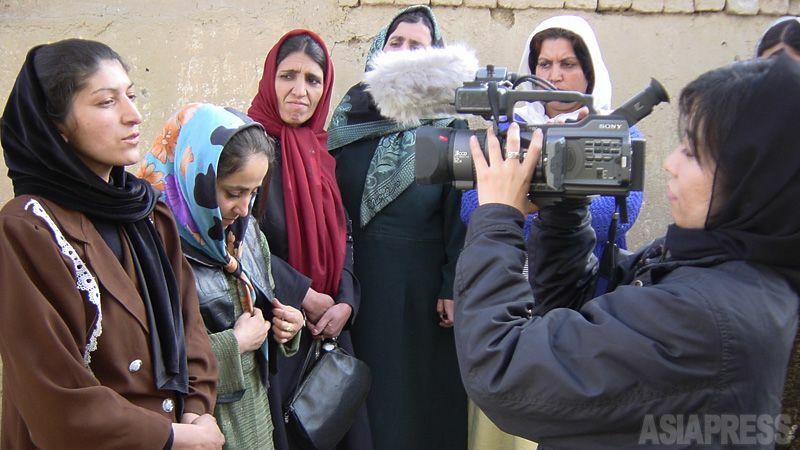 2001年のタリバン政権崩壊後、働くことが認められなかった女性が仕事を持てるようになった。抑圧から解放された住民がいた一方、タリバンは残存して活動を続けた。今夏、全土を制圧、政権は復活することに。写真は取材する筆者。（アフガニスタン、カブール・2002年3月・撮影：坂本卓）