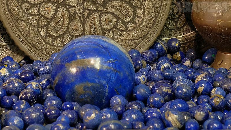 ナジールさんお店に並ぶラピスラズリの石。鮮やかで深い瑠璃（るり）色の美しい輝きが心をひきつける。アフガニスタン北東部の鉱山などで採掘される。（2021年11月下旬・神戸市：撮影・玉本英子）