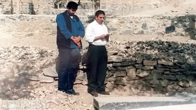 幼くしてアフガニスタンを離れ、再び故郷の土を踏んだのはタリバン政権崩壊後の2002年。有力な一族の出身で、カブールに残る実家は大豪邸で驚いたという。写真はナジールさん（左）が、一族の墓参りに行ったときのもの。（2002年カブール・ナジールさん提供）