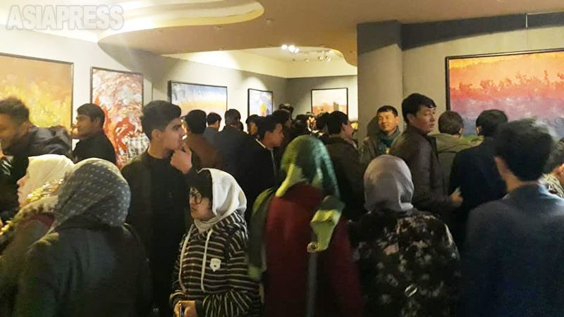 2018年のモハンマドさんの作品展には多くの人が来場。昨夏のタリバン復活で、取り締まりは芸術にも及ぶと直感し、肖像画など30枚を超える作品を密かに隠した。(写真:本人提供)
