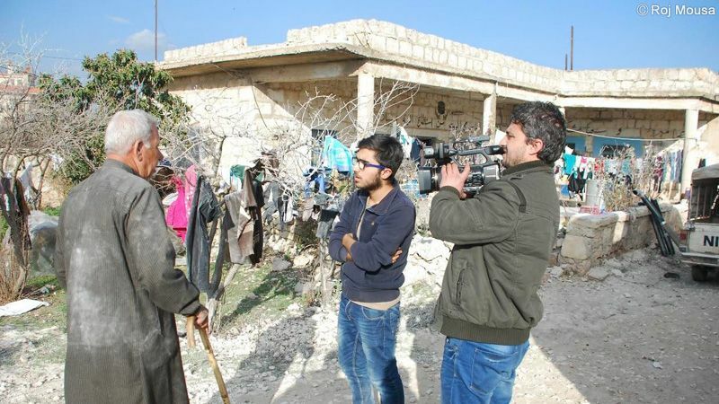 シリア北西部で独立系メディアの記者活動をしていた頃のロジさん。シリア内戦が始まった当時は、中学生だった。シリア内戦は10年を超えた。（写真：2016年・ロジさん提供）