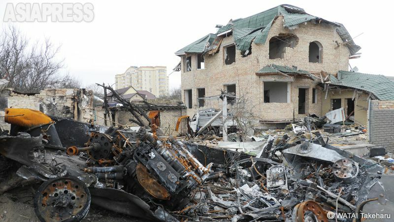 キーウ郊外ブチャの民家と、破壊されたロシア軍の車両。（写真：2022年4月5日・綿井健陽撮影）