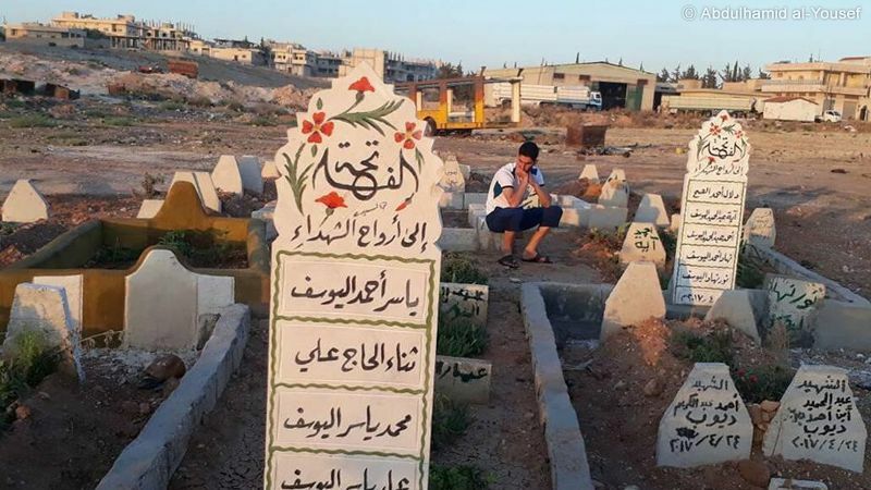 【シリア】 妻と子どもを埋葬した墓地で、悲嘆にくれるアブドルハミドさん。ハーンシェイフンでの化学兵器攻撃の犠牲者の多くは子どもを含む一般市民だった。（2017年・アブドルハミドさんの友人撮影）