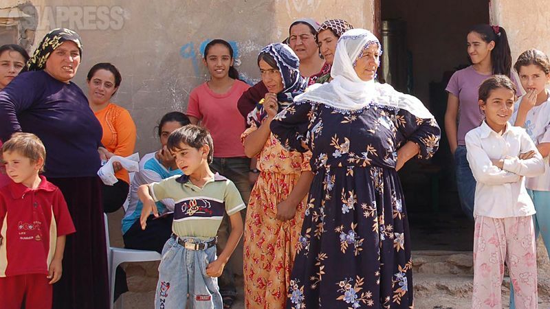 1990年代、トルコ南東部では治安部隊とPKKの戦闘が激化。トルコ軍に村を破壊されたり、衝突に巻き込まれたりして、多くのクルド住民が避難民に。一部はヨーロッパに難民として受け入れられた。写真はトルコ南東部からイラク、マハムールに逃れたクルド難民。（2006年・イラク・玉本英子撮影）