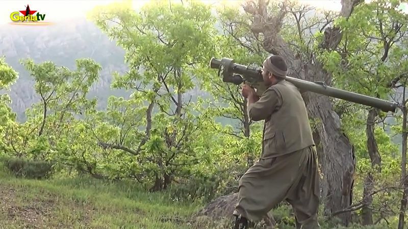 トルコ政府は「シリア民主軍・人民防衛隊がシリア内戦で鹵獲した武器をPKKに供給」とし、「テロ組織排除は安全保障上の重要課題」とする。写真はイラク北部のPKKが携帯式地対空ミサイルでトルコ軍ヘリを撃墜する様子。（2016年・イラク北部・PKK公表映像）