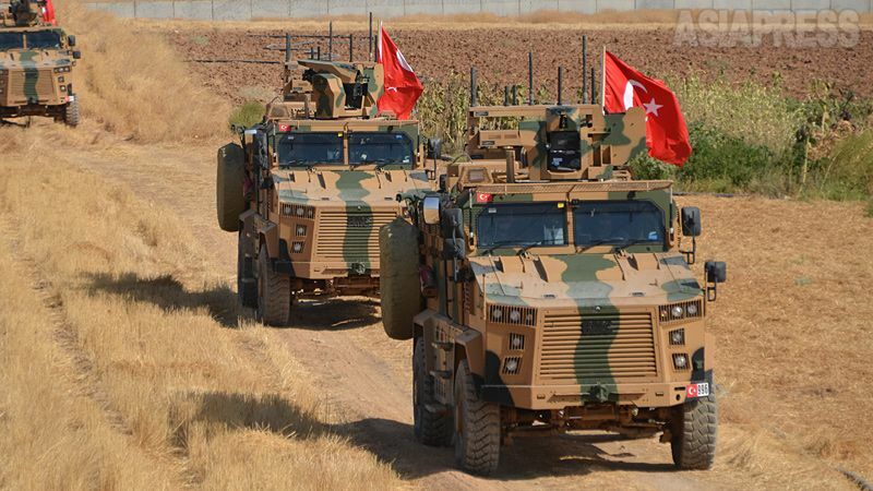 NATO加盟国のトルコは「スウェーデンとフィンランドがPKKを支援している」などとして両国のNATO加盟に拒否の姿勢を示した。写真は、シリア領内を走行するトルコ軍装甲車両。（2019年・シリア北部テル・アビヤッド・玉本英子撮影）