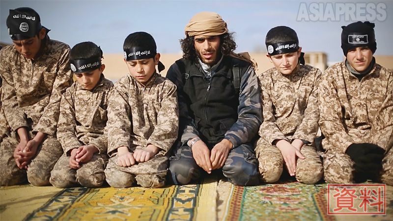 ISは少年らを「カリフ国の若き獅子たち」などとして、戦闘員に養成し、「不信仰者と戦え」と教え込んだ。ISの映像に映る中央右の少年ラグハムくんは、その後、弟と脱出を果たした。（IS映像）