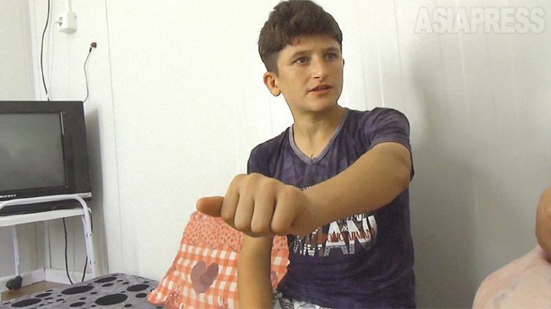 IS映像に映っていたラグハムくん（14歳・当時）。少年戦闘員養成所で斬首映像も見せられた。「家族であっても不信仰者は殺せ」と命じられた。（2016年・イラク・クルディスタン地域の避難民キャンプで・撮影：玉本英子）