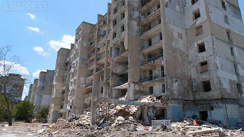 ロシア軍ミサイルは9階建てアパートを直撃。外壁は崩落し、内部の壁も吹き飛んだ。近くの保養施設にも着弾、あわせて22名が死亡した。(2022年7月・セルヒーフカ・玉本英子撮影)