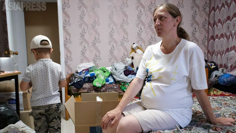 爆発でアパートが破壊されたリュドミラさんは、行政局が提供した仮住居で暮らしていた。保健機関の支援で、ルーマニアで出産の予定という。(2022年7月・セルヒーフカ・玉本英子撮影)