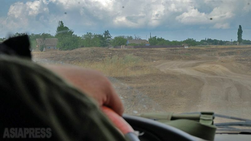 ウクライナ軍の車両で前線地帯の農村の荒れ地を走る。（2022年８月・ミコライウ近郊・撮影：玉本英子）