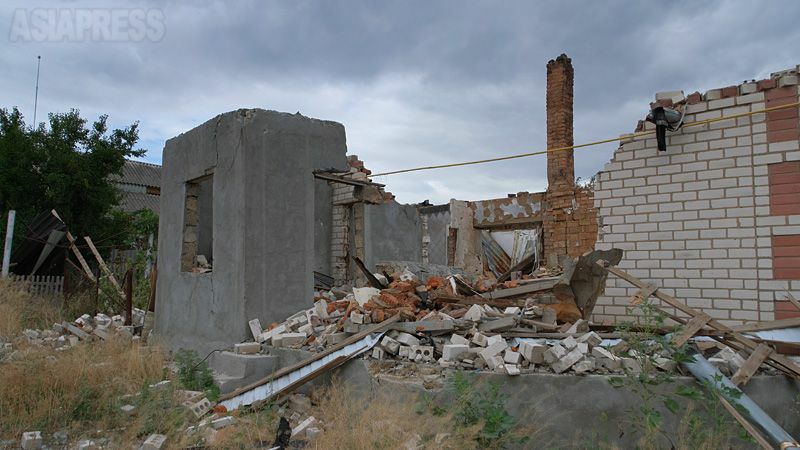 ロシア軍の砲撃で破壊された家。屋根もブロック塀も崩れ落ちていた。住民は激しい砲撃ですでに脱出し、村は無人になっていた。（2022年８月・ミコライウ近郊・撮影：玉本英子）
