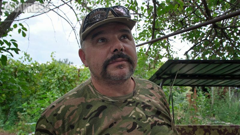 「住民を疲弊させ、追い出し、制圧するのがロシア軍の狙い」と語るオレグ隊長。（2022年８月・ミコライウ近郊・撮影：玉本英子）