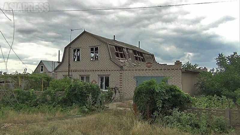 ロシア軍の砲撃ですべての住民が避難した村。新築だったという家は、砲弾で屋根に大きな穴があいていた。（2022年８月・ミコライウ近郊・撮影：坂本卓）
