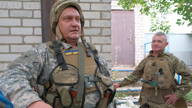 セルゲイさん（左）は、ミコライウ出身。昨年、いったん軍を退役したが、今年２月の侵攻後、再び軍に戻った。家族も理解してくれているという。（2022年８月・ミコライウ近郊・撮影：玉本英子）