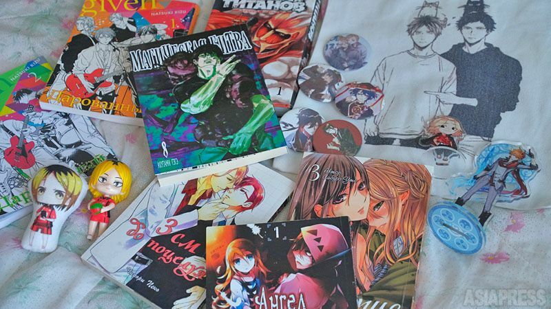 アリーサさんがマリウポリ脱出時にバッグに詰め込んだ日本の漫画の翻訳本やアニメグッズ。「ギヴン」「呪術廻戦」「進撃の巨人」などが並ぶ。（撮影：2022年８月・玉本英子）