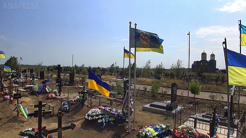 オデーサ郊外の墓地の一角にある殉職軍人の墓。墓碑に刻まれた日付には戦死日から間もないものも少なくなかった。ウクライナ国旗が風に揺れていた。（2022年8月・オデーサ・撮影：坂本卓）