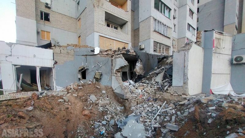 ミコライウ市内の集合住宅とスーパーマーケットにロシア軍のミサイルが炸裂した現場。壁は崩れ落ち、瓦礫が広がっていた。ミサイルや砲撃によって人びとの生活は断ち切られる。心に深い傷を負う住民も少なくない。（2022年8月・ミコライウ・撮影：玉本英子）
