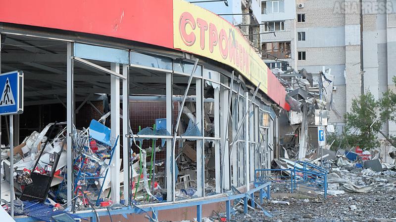 ロシア軍のミサイルが炸裂したスーパーマーケット。隣接する集合住宅も破壊された。（2022年８月・ミコライウ・撮影：玉本英子）