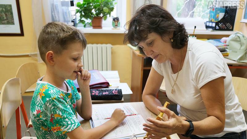 ヴォルノヴァハからオデーサに避難したラリーサ・ネステレンコさん。ポーランドに一時避難して帰還した児童に補習授業をしていた。（2022年８月・オデーサ・撮影：玉本英子）